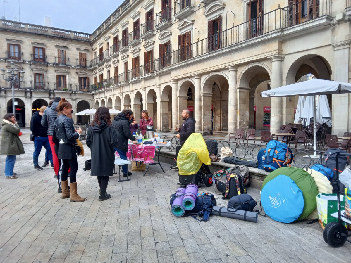 LABszkAraba's tweet photo. Udaletxean lo egin ostean eta manifestazioa aurretik, sektoreko langileak elkarrekin gozaltzen gaude plazan! https://t.co/DZl6Jo4ssF