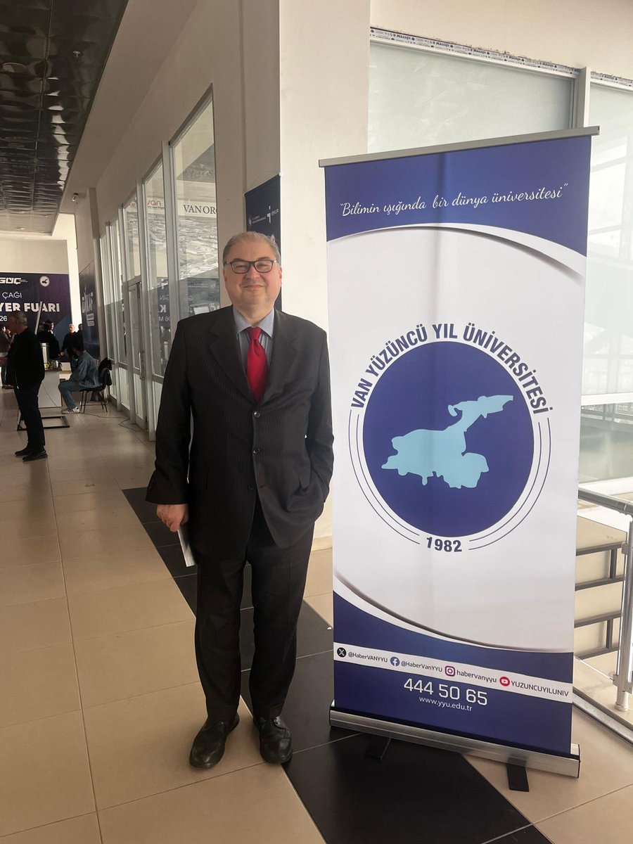 UmutUzer66's tweet photo. Van Yüzüncü Yıl Üniversitesinde Amerikan Dış politikası ve Orta Doğu konuşmasını yapmaktan mutluluk duydum. Zehra Yılmaz hocaya konukseverliği için teşekkürler. Öğrenciler de soruları ile aktif katılım sağladılar. https://t.co/tn9AzGeLl5