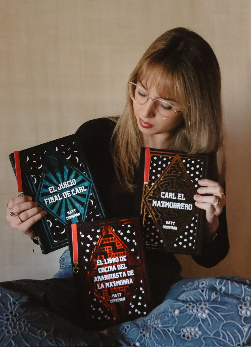 bindbookswithal's tweet photo. ¡Bienvenidos a un nuevo piso queridos mazmorreros! Esta semana os traigo dos encuadernaciones nuevas en honor a la publicación de El portal de los dioses ferales. 
¿De qué color debería hacer la próxima? 

Encuadernaciones disponibles en mi catálogo. 🐱🦖 https://t.co/5gQuEtFXXh