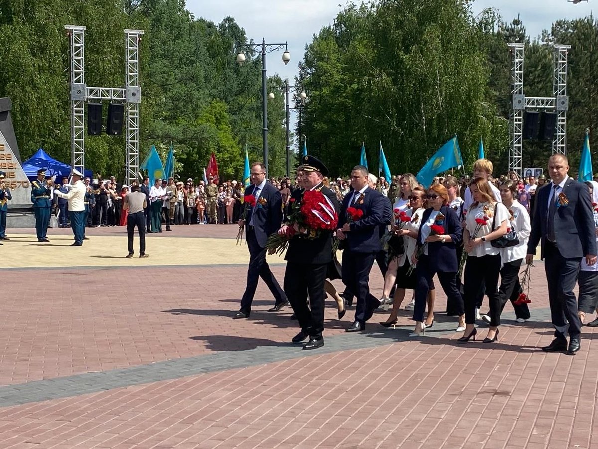 RusConsUKK's tweet photo. 9 мая Генеральный консул России в Усть-Каменогорске Алан Хетагуров принял участие в возложении цветов к Вечному огню на мемориальном комплексе погибших воинов и героев Великой Отечественной войны «Победа» в Усть-Каменогорске.

Никто не забыт, ничто не забыто!

#Победа81 #МыПомним https://t.co/xLcCl1R5nZ