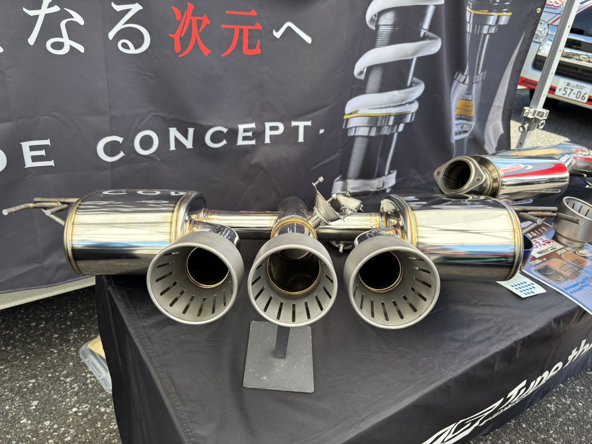 InsanePooh3's tweet photo. HKSさんのスーパーターボマフラーは、9月頃販売予定で、純正キャタライザー対応にしようと検討してるみたいです🤔
フロントパイプ+マフラーの予定で50いかないくらいだそうです https://t.co/ufNYM3myr7