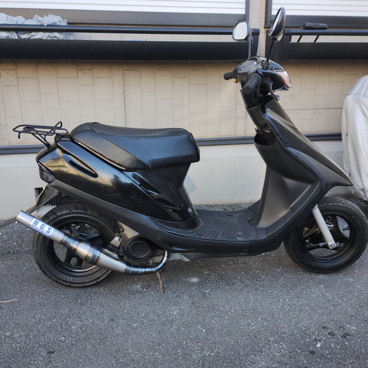P_K_T_RiderSino's tweet photo. ある程度パーツが揃ったので今日はAF35風金ホイ、白エナメルシート、純正社外サイドアンダーカウル交換などなどやってました😆
カウル類はさすがの〇〇クオリティー…チリが全く合わんな🤔
次は延長パネ、アンダーカウル、ローダウンかな😁

#af27
#スーパーディオ https://t.co/LatbSTijGn