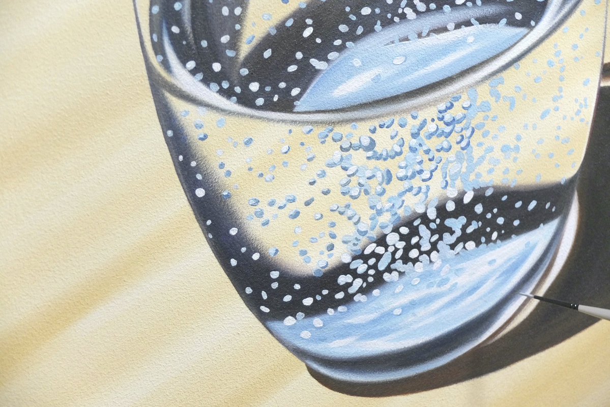 グラスの泡と光をひとつずつ描いています。