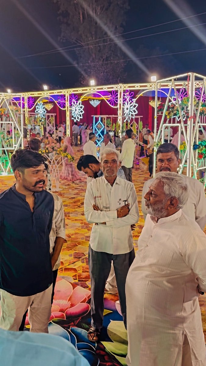 शादी समारोह में आदरणीय दादा जी शंकर महतों जी का मार्गदर्शन प्राप्त हुआ।
उनका आशीर्वाद और अनुभव सदैव प्रेरणा देता है।❤️
शॅकर महतों बहोरीबंद

#neerajbadagaon