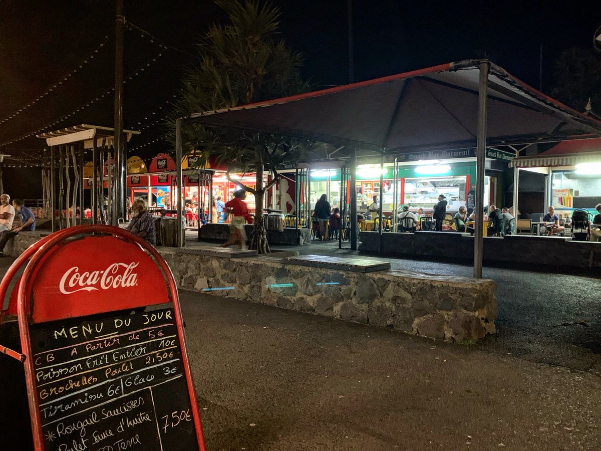 _GreenBlue999_'s tweet photo. 軽食を食べられるお店が集まっているところ
Barachois Snack Bar, St. Denis https://t.co/afYAumXzUZ