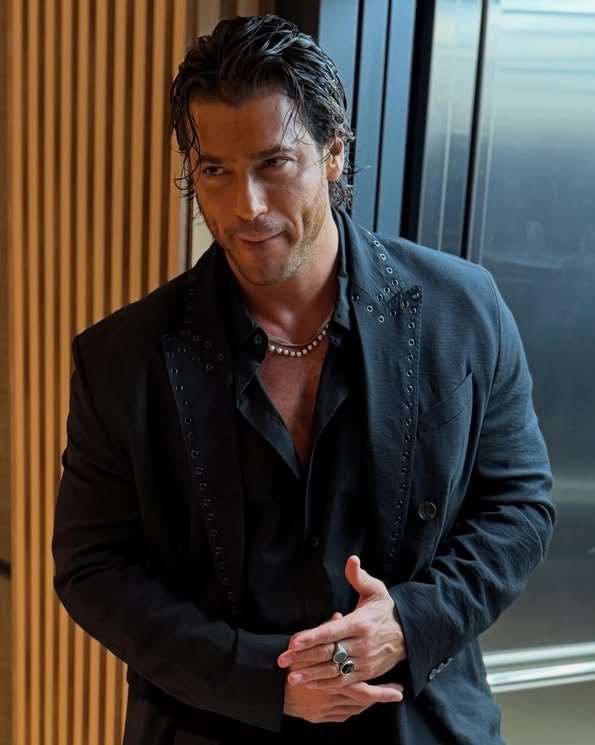 <a href="/LenkaWeaver/">Lenka Weaver</a> <a href="/MorganoSilvia/">SilviaMorgano☕</a> Beard or no beard, the man is still dangerously distracting 😭😂
#CanYaman