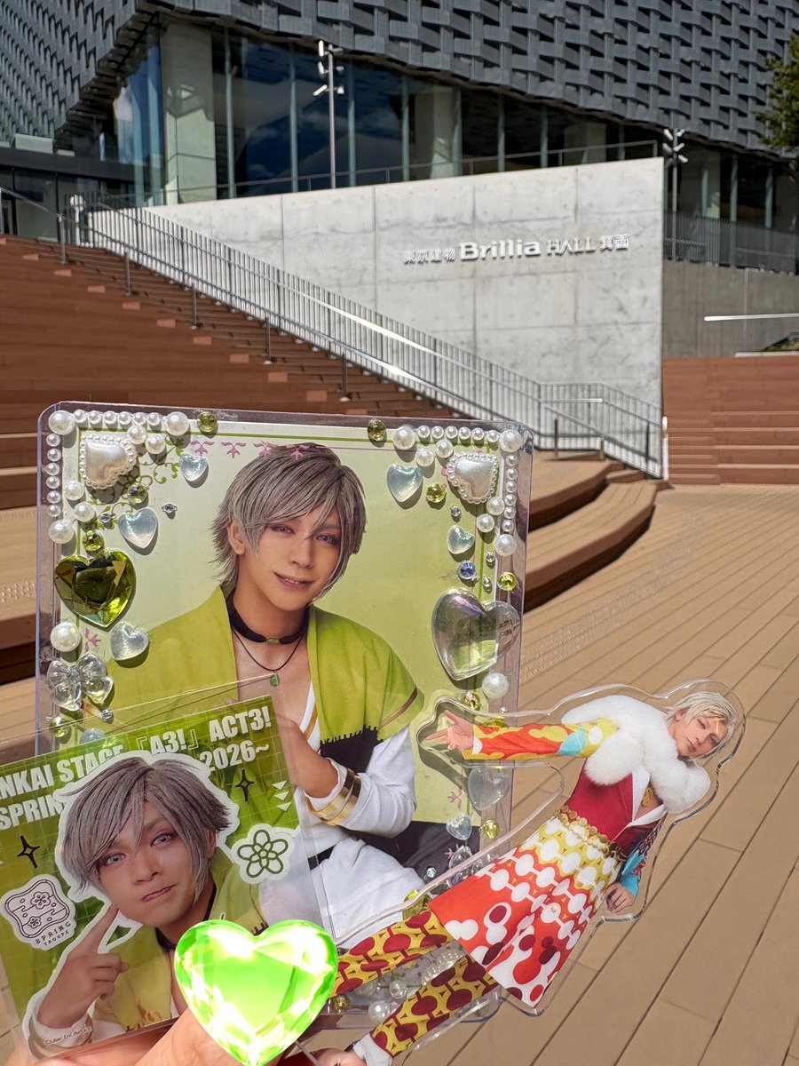 mtrg_gd's tweet photo. 今日のマチネが現場ラストでした🌸
こんなにたくさん見に行ったの初めてで充実したGWやったなあ

ほぼ同じ席で推しの動線とは逆やったけど通路側で幸せでした🍋 https://t.co/tcF2YTvqrq