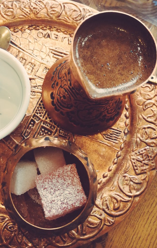 zeynoobella's tweet photo. Akrabalarla biraraya gelmek, eskileri dinlemek ve fincan fincan kahve içmek... Yaşama sanatı deyince Boşnaklar #ćejf https://t.co/H0QouwSAfn