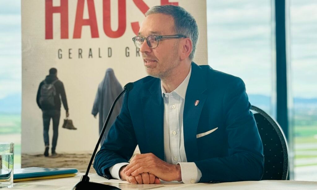 “Elf Jahre Lug u Trug”: Kickl prangert Täuschung der Bürger mit “Fachkräften” an! Die Einheitsparteien haben die 🇦🇹er seit 2015 getäuscht. Die Versprechen, es kämen vor allem Fachkräfte/Frauen/Kinder, die das Sozialsystem stützen, waren “Lug u Trug”, sagte FPÖ-Chef Kickl 👍