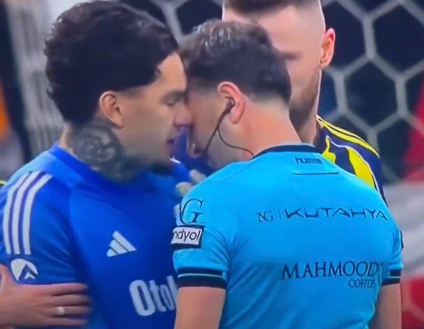 SaracogluSports's tweet photo. 🚨Erman Hoca:

"Yasin Kol, Ederson'a kafa attı. Ederson 3 maç ceza aldı ve sezonu kapattı.

Noa Lang derbi sonrası orta parmak çekti PFDK'ya bile sevk edilmedi. Ben buna Sakın Ha sezonu diyorum hocam." https://t.co/EfjxMLD16f