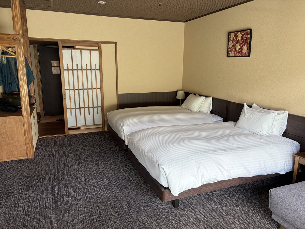Regulusmoon1's tweet photo. 宿、到着
おとな「ひとり温泉旅」のススメを読みます

#会津
 #東山温泉 https://t.co/jJiGH8TID2
