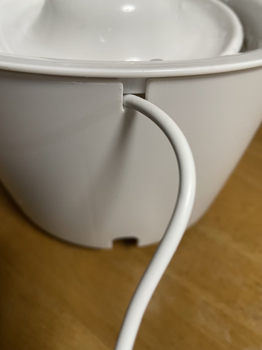 radioduct's tweet photo. 猫の給水機、電源のコードが本体の中を通っていて水を替えるたびにUSBが濡れ、ついにショートさせてしまったので加工しました。最初からこうしてほしかった https://t.co/VtJBZEYlX7