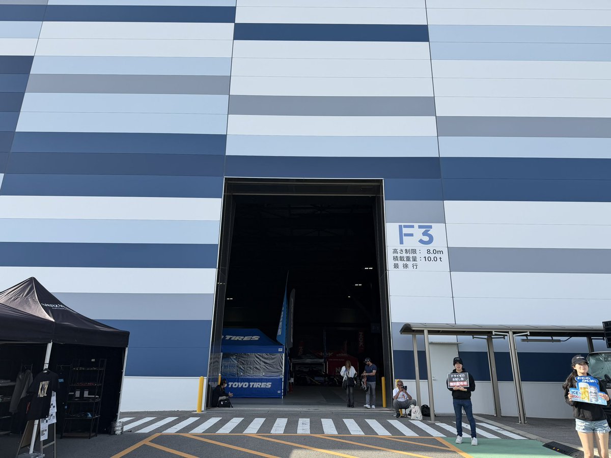 TIRE_SCI's tweet photo. Fホールで様々なメーカーのブースが出店されています😃
気になるパーツや気になるアノ子と📸⚡️
外から見ると暗いですが中はネバーランドなので是非お立ち寄り下さい☆
#GoGoRacing
#SHIBATIRE https://t.co/6hC8aKl9wM