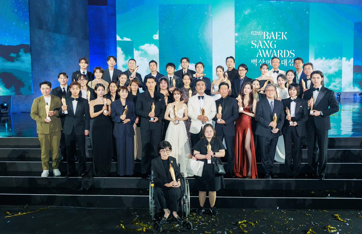 binibots's tweet photo. 📸 [20260509] Hyun Bin among the winners of the 62nd Baeksang Arts Awards. 🏆

#현빈 ‌ #HYUNBIN ‌ #ヒョンビン ‌ #玄彬  #Baeksang2026 https://t.co/k5OasZJpX0