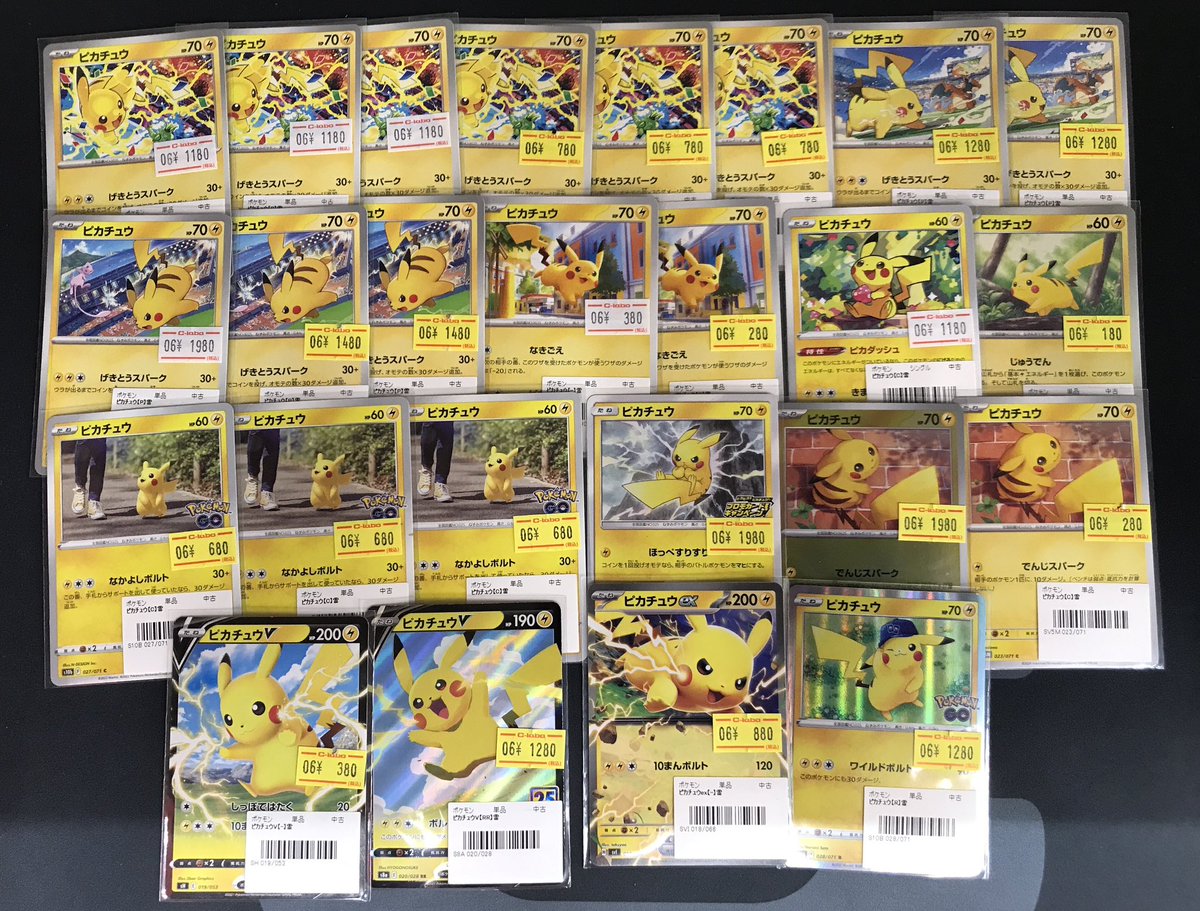 ポケカ販売情報】 ショーケースに⚡️ピカチュウ⚡️を大量展開いたし