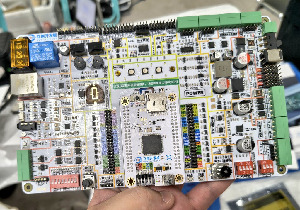protoelec's tweet photo. JLCPCBの実装見本。大抵の部品は揃う感じで素敵です。
#つくろがや https://t.co/m3K6TqLhZ9