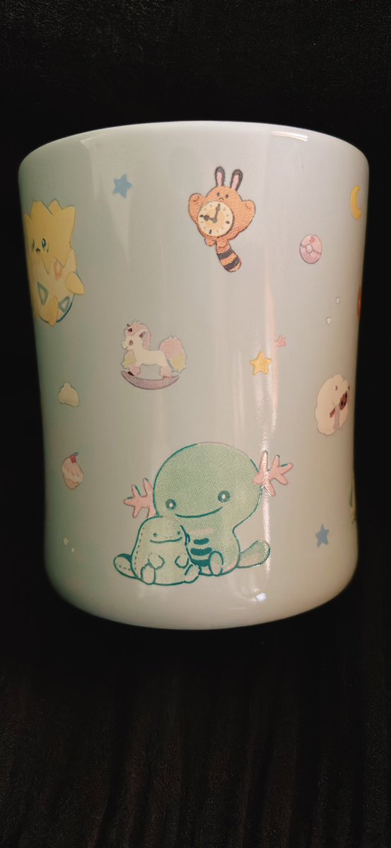 manaomin's tweet photo. 可愛すぎて買ってしまった( ´,,•ω•,,`)♡
リザードン持ってるヒトカゲのぬいは買ってたけど、このマグあるの知らなかったわ_:(    _* ́ཫ`):_
ヌオー持ってるウパーが可愛すぎて即買いだよね( ᐛ ) https://t.co/nRwaF9VUxK