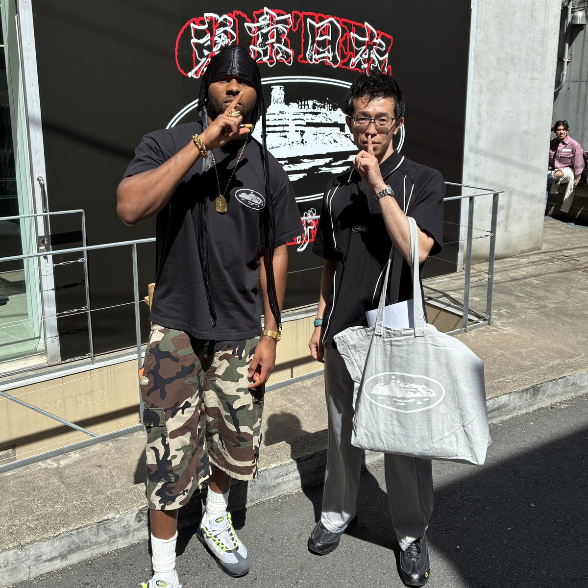 YossiyWear's tweet photo. #エアマックス95 #Corteiz コラボ✨
トラックパンツは #applebum ✨
corteizのポロシャツを合わせてシンプルに😌
#ロレックス エクスプローラーIをお供に朝からcorteiz のポップアップに行きました😊 @CLINT419 氏と撮れてラッキー✨スニーカーにサインもいただきました✨ https://t.co/Ry6k4NhfL6