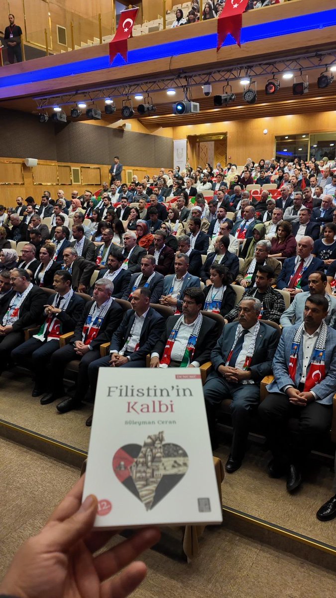ibrahimcoskun63's tweet photo. “Bir Bilenle Bilge Nesil Kompozisyon Yarışması” ödül törenimizi; marifete doğru atılmış dev bir adım ve gençlerimizin medeniyet tasavvuruna katkı sunan anlamlı bir buluşma olarak gerçekleştirdik. Bu büyük okuma seferberliğiyle öğrencilerimizin sadece bugünü değil, fikirlerini kâğıda dökerek yarını inşa etmelerine zemin hazırladık.  Programımıza teşrifleriyle bizleri onurlandıran; Memur-Sen Genel Sekreterimiz Sayın Talat Yavuz’a,Şanlıurfa İl Millî Eğitim Müdürümüz Sayın Asım Sultanoğlu’na,Kamu Kurum Müdürlerimize,AK Parti İl Başkan Yard., Karaköprü Belediye Başkan Yard.,Kıymetli yazarımız Süleyman Ceran’a,İlçe millî eğitim müdürlerimize, STK başkanlarımıza ve tüm misafirlerimize teşekkür ediyorum. Bu anlamlı organizasyonun her aşamasında emeği geçen, Genç Memur-Sen teşkilatımıza, okul idarecilerimize ve rehber öğretmenlerimize şükranlarımızı sunuyorum. Yarışmaya katılarak kaleminin gücüyle bizleri gururlandıran tüm evlatlarımızı gönülden tebrik ediyor; her birinin yolunun ve geleceğinin aydınlık olmasını diliyorum. 
Katkı ve katılım sağlayan tüm kardeşlerimize teşekkür ediyorum. #BirBilenleBilgeNesil #Şanlıurfa #EğitimBirSen
@_aliyalcin_  @talatyavuz29 @ASIM_SULTANOGLU @Avedat63