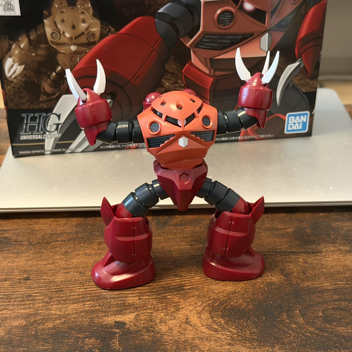 工作欲があったのでガンダムの赤いやつ買って作った カニみたいで