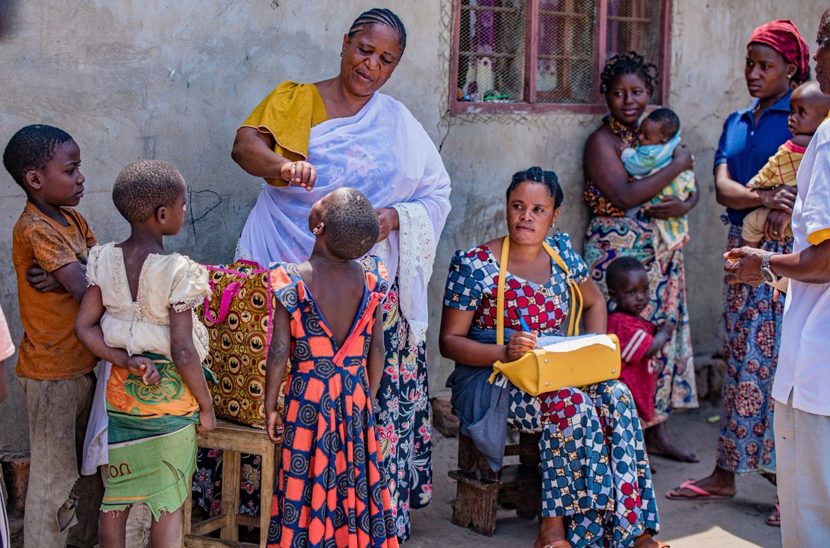 UNICEFTanzania's tweet photo. Health workers are going door-to-door, reaching even hard-to-reach areas ensuring no child is missed.

Let’s support vaccinators as they bring lifesaving services closer to families.

Protection is a shared responsibility.

#ForEveryChild https://t.co/Dih4N1jRN7