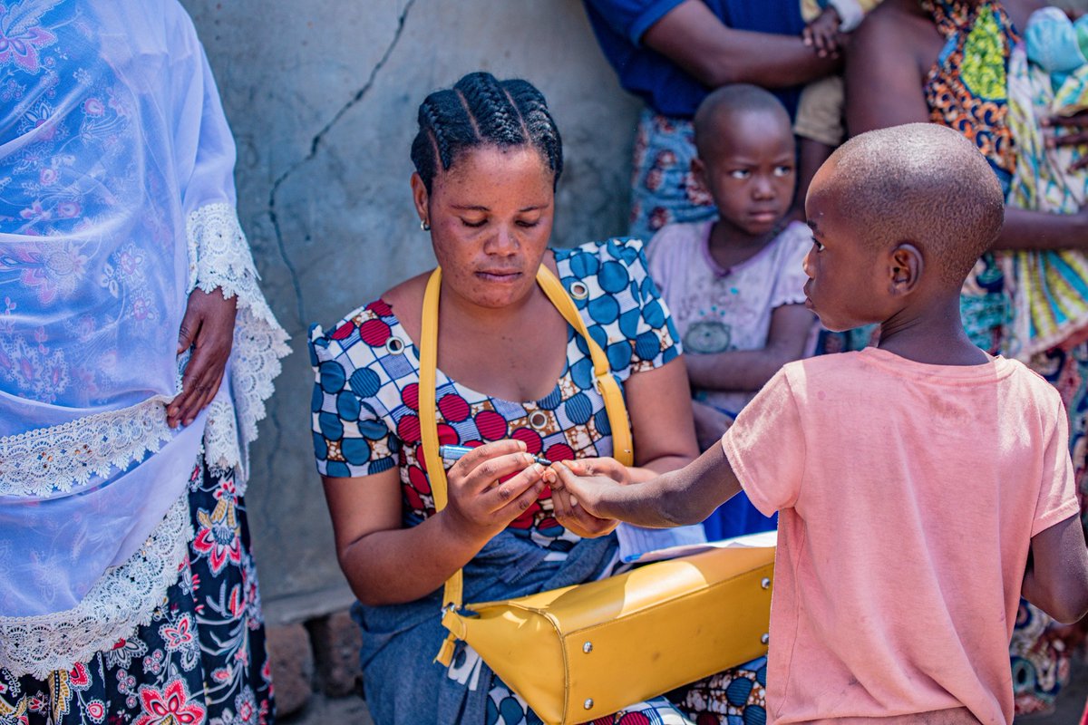 UNICEFTanzania's tweet photo. Health workers are going door-to-door, reaching even hard-to-reach areas ensuring no child is missed.

Let’s support vaccinators as they bring lifesaving services closer to families.

Protection is a shared responsibility.

#ForEveryChild https://t.co/Dih4N1jRN7