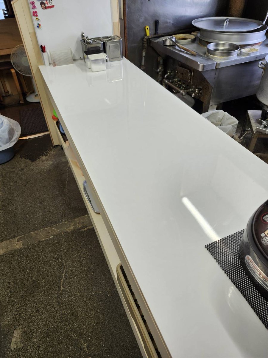 toriyo104's tweet photo. 少し前ですが、作業テーブルが新しくなりました！ 古いテーブルから高さも調整されて腰の負担も激減！
これでさらに作業に集中できます！ 最高のラーメンを提供できるよう頑張りますのでご来店の程お待ちしています！
#三代目鳥よし
 #ラーメン好きな人と繋がりたい https://t.co/nvOWtML074
