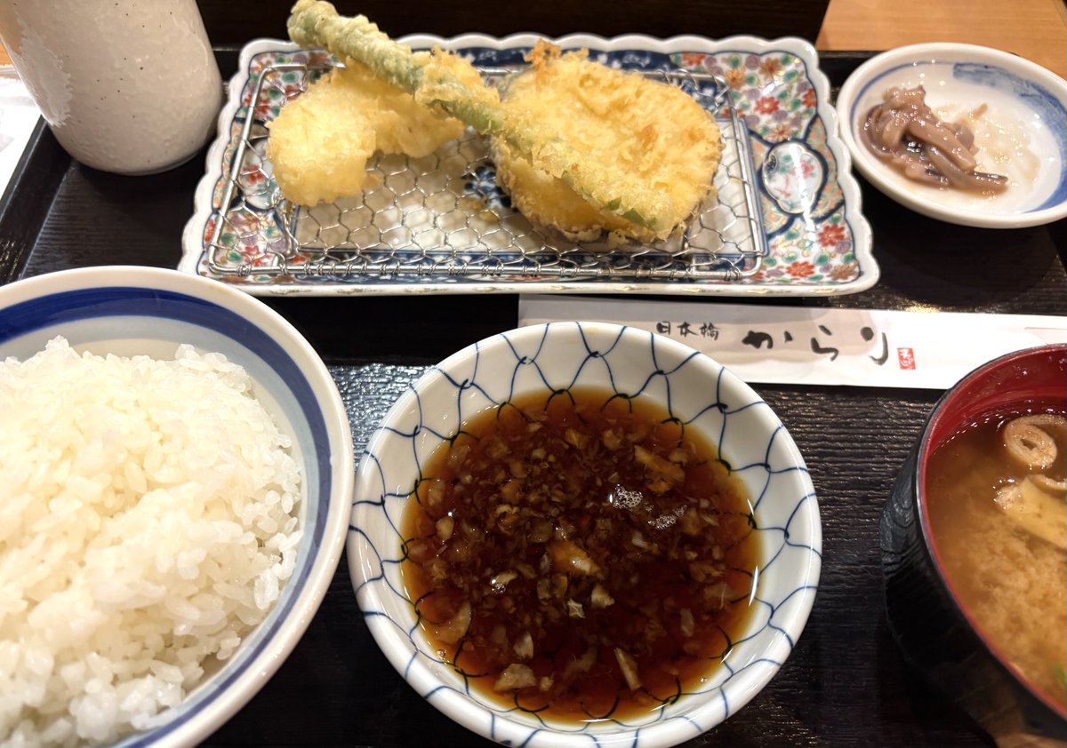 yonaPanoy's tweet photo. レイクタウンのJINSにメガネ3つ（スポーツ用、サウナ用、車運転用らしい）作りに行ったついでに、夫用のグラニフTシャツと他店で4枚、私の服と帽子と製菓用マットとマナ板を買って腹減りで天ぷら屋さんへ。
衣が苦手なもんで胸焼けが😱

その後国産の帽子👒「田中帽子店」へ。サイズ展開も良く良質。 https://t.co/XJ8wBd05T0