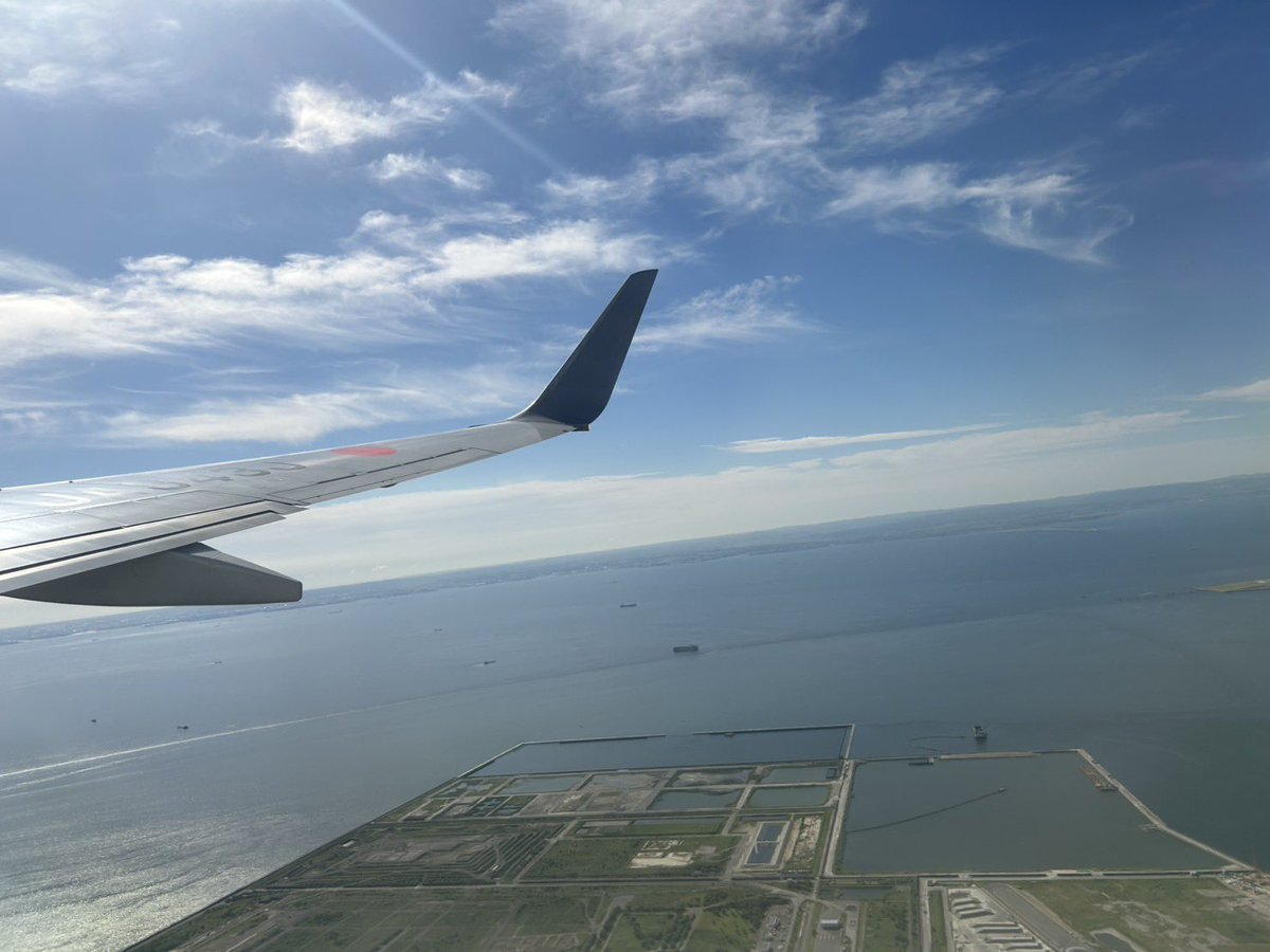 ChiviTamago's tweet photo. 娘2人を連れ、北海道弾丸一泊旅行✈️

次女のコンクール🎹曲のイメージを掴むため、景色見学の旅。
飛行機が初めての娘たち。
羽田は晴れて離陸もテンション爆上げだったのに、
美瑛に来たら☔️…気温は6℃、冬っ🥶
見たい景色は雲に消されてちょい残念。

でもやっぱり旅は楽しいな〜💕
明日は士別🚙 https://t.co/QGHWMuT0vj