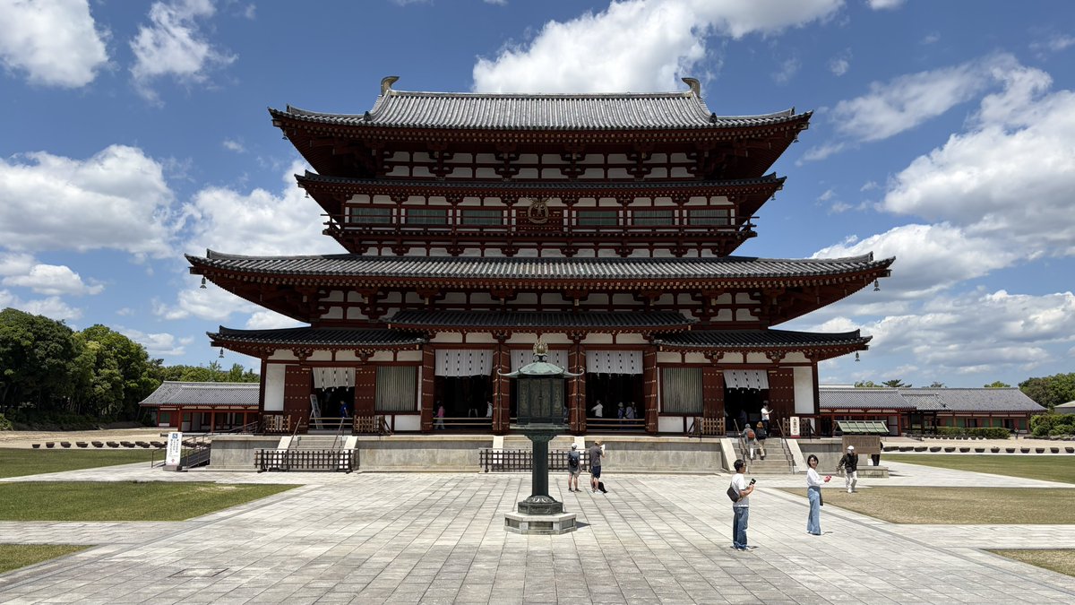 今日は奈良
奈良公園で鹿と戯れて東大寺と薬師寺行って力尽きました😇
外人が柱くぐりして盛り上がってた笑