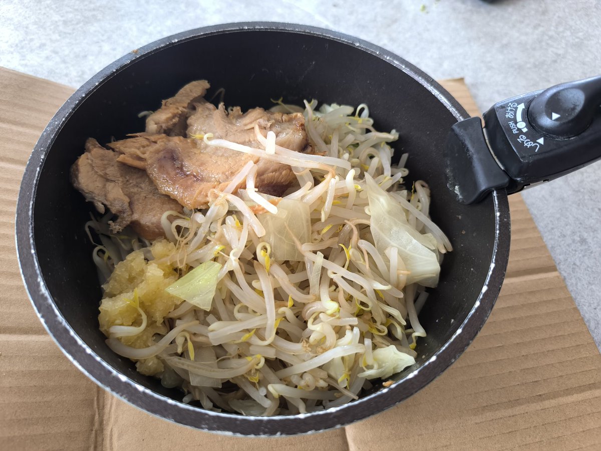 satake310's tweet photo. ラーメン二郎仙台店2 テイクアウト。
ついに奥さんから二郎行ってみたいという言葉を引き出した。
ありがとうテイクアウト。 https://t.co/fM0elyAY1d