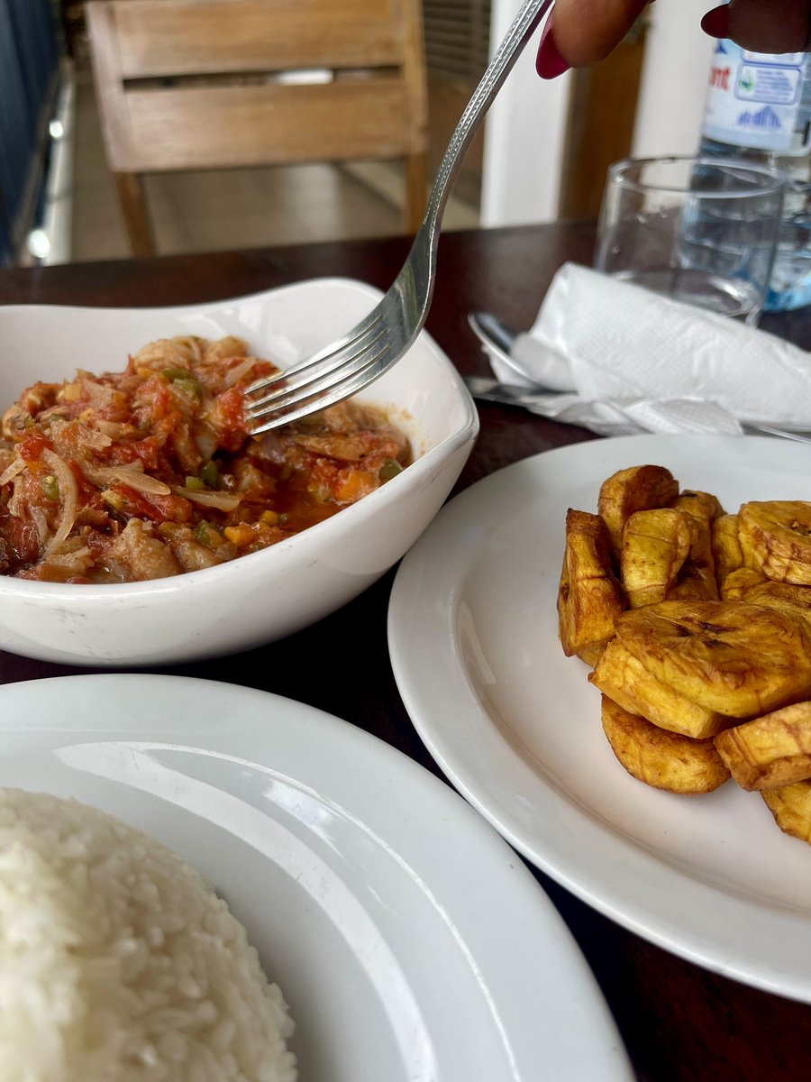 iya_buea's tweet photo. Shrimps in tomatoes sauce with golden fried plantains and white rice, packed with flavour in every bite. 😋 🍤 🍚 

#Chef 
#fypシ゚viral 
#fypシ゚ 
#FoodieFind https://t.co/WcAlYGJrPu