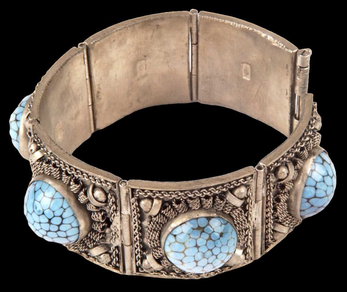 roritaarchive's tweet photo. roritaarchive Silver and turquoise bracelet from Saudi Arabia, second half of the 20th century.
سوار من الفضة والفيروز من المملكة العربية السعودية، النصف الثاني من القرن العشرين.
#najd https://t.co/1fn4SRPciX