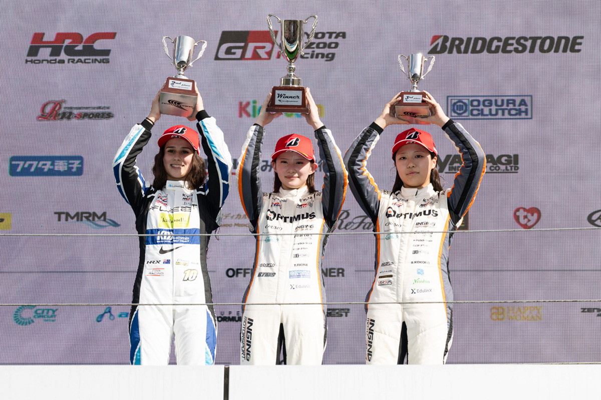 TOYOTA_GR's tweet photo. KYOJO CUP
Rd.1 富士スピードウェイ🏎️✨【KYOJO Sprint速報】

🥇 富下李央菜（TEAM OPTIMUS CERUMO・INGING 39号車）が、ポールポジションから力強いペースで追撃を退けて、待望の初優勝🏆️🍾✨️

#おめでとう李央菜

🥉 佐藤こころ（TEAM OPTIMUS CERUMO・INGING 38号車）
4️⃣ 翁長実希（nat team KCMG 7号車）
5️⃣ 斎藤愛未（SCS TEAM TOM'S 36号車）
6️⃣ 下野璃央（Dr.Dry with Team IMPUL 86号車）
7️⃣ 三浦愛（Team ReFa with AIWIN 18号車）
8️⃣ 佐々木藍咲（nat team KCMG 8号車）
までが入賞。

以下、
9️⃣ 松井沙麗（KeePer KONDO RACING 3号車）
[11] 白石いつも（Team ReFa with AIWIN 17号車）
[12] ハナ・バートン（SCS TEAM TOM'S 37号車）

KYOJO Final (15周)は、明日14:00スタート予定です。

6チーム10人のGAZOO Racingドライバーへ
リプライ💬で熱い応援をお願いします!!

大会公式・チケット・Live配信など関連リンク集
https://t.co/s9ECNPyJaK

#KYOJO