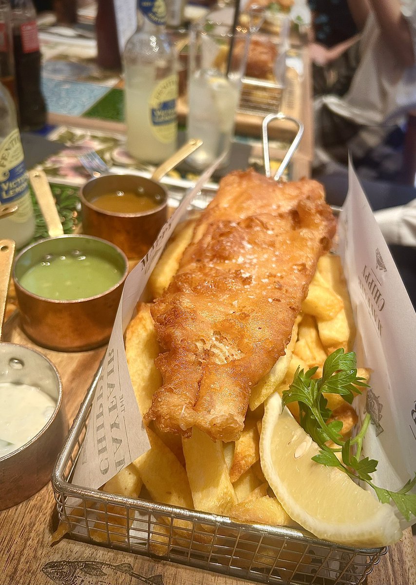 本場でフィッシュ&チップス😋ロンドンへお越しはぜひ！HISでは写真の
