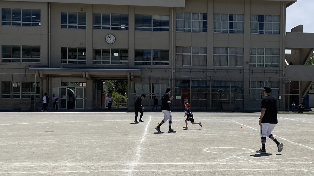 musamura1963's tweet photo. 市立第三小学校学校公開に行ってきました。
校庭では読売ジャイアンツアカデミーによる、スポーツの基本である『走る』『投げる』等の指導が四年生を対象に行われました。
プロ野球巨人軍OBである、講師の皆さんの大きな身体から放たれるオーラで、テンションマックスの様です。 https://t.co/bwErui0iyp