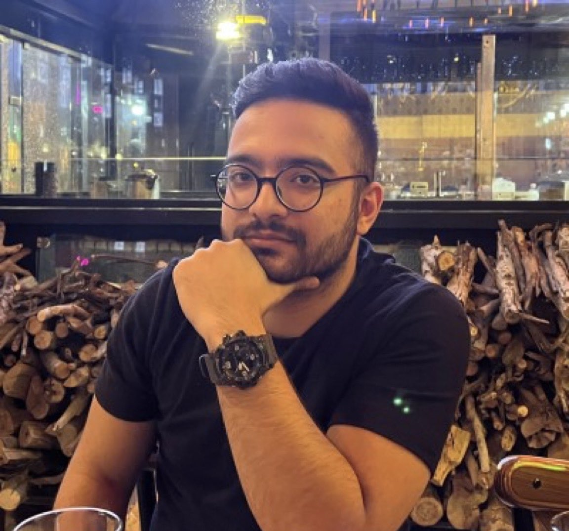 Bijan63's tweet photo. Update #IranProtests (390):

Dit is Erfan Shokourzadeh (29), een veelbelovende masterstudent Lucht- en Ruimtevaarttechniek – Satelliettechnologie aan de Universiteit voor Wetenschap en Technologie in Teheran.
Zijn academische prestaties omvatten het behalen vd eerste plaats in zijn masteropleiding, het werken aan software voor satellietproeven en het publiceren van wetenschappelijke artikelen over satellietbesturing en -positionering.

Erfan werd in februari 2025 gearresteerd door de inlichtingendienst vd #IRGCTerrorist op beschuldiging van "spionage en samenwerking met vijandige landen".
Hij werd aanvankelijk negen maanden in eenzame opsluiting gehouden en later overgebracht naar de beruchte Evin-gevangenis. Hij werd zwaar gemarteld om een ​​valse bekentenis af te dwingen.
Zijn doodvonnis werd drie dagen geleden bevestigd door het Hooggerechtshof van de Islamitische Republiek, waarna hij onmiddellijk werd overgebracht naar de Ghezel Hesar-gevangenis voor executie.
Zijn executie kan elk moment plaatsvinden.
Wees svp zijn stem. #IranMassacre‌ #StopExecutionsInIran