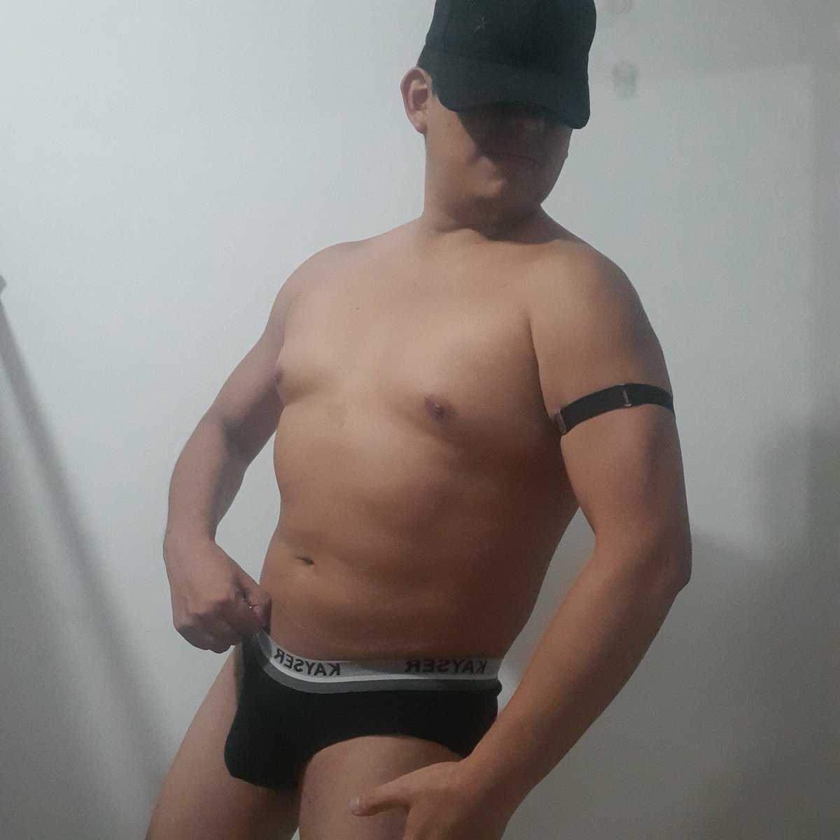 Dadtoq's tweet photo. Fox-to shoot 
Guys! Im so Happy, a happy fox 

People are already noticing a physical improvement, especially in their arms... I'm excited for the future

Enjoy 🩲🔥 https://t.co/X7BCvzxUDN