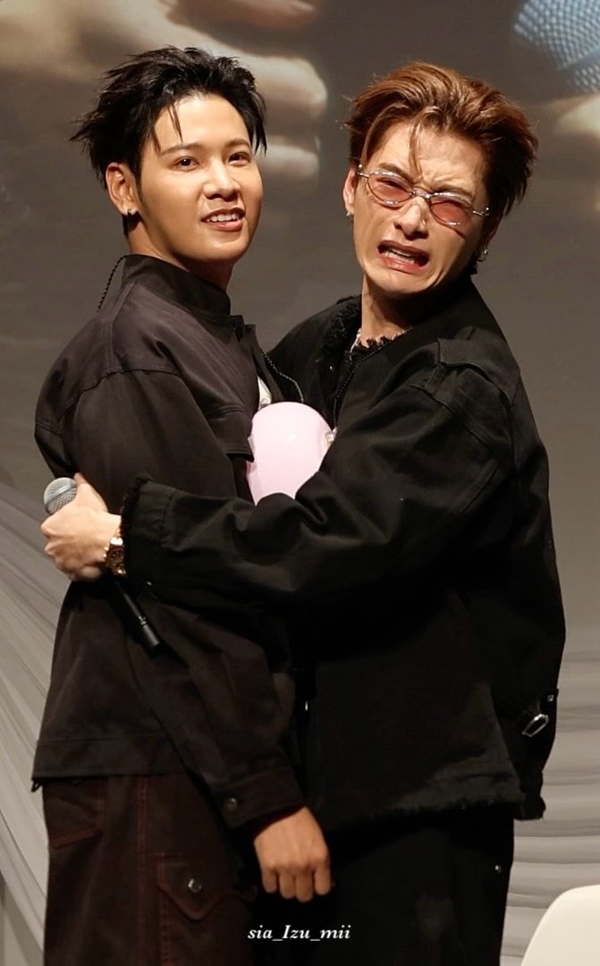 sia_Izu_mii's tweet photo. 2人の顔の対比🤣🤣🤣🤣🤣🤣🤣🤣
#ThaiFestivalSpecialFM2026
#ThaiFestivalSpecialFM2026xKS
#KristSingto https://t.co/XB1G7zRczX