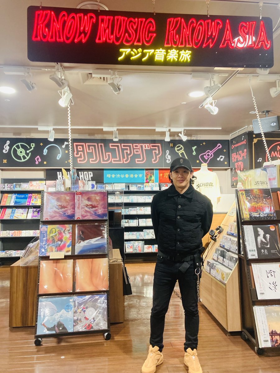 TOWER_Shibuya's tweet photo. 【#KNOWMUSICKNOWASIA】
タイの国民的バンドCOCKTAILのボーカルOhmさん
がご来店くださいました‼
お写真を撮らせて頂きました📸
ありがとうございました☺️
Ohm, the lead singer of the famous Thai band COCKTAIL, visited our store!
We got a great shot of him!
Thank you so much for coming!
ขอบคุณที่มาเยี่ยมเรานะครับ/คะ🙏