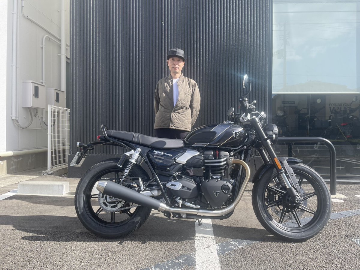 triumph_sendai's tweet photo. ご納車！Speed Twin 900

先日ご納車の日を迎えたS様です。
Speed Twin 900のPhantom Black / Aurum Goldです。

これからも素敵なTriumphライフをお過ごしくださいね。

#トライアンフ仙台
#トライアンフ
#triumph
#triumphmotorcycles
#スピードツイン
#スピードツイン900
#speedtwin900
#納車 https://t.co/GNORthGXfU