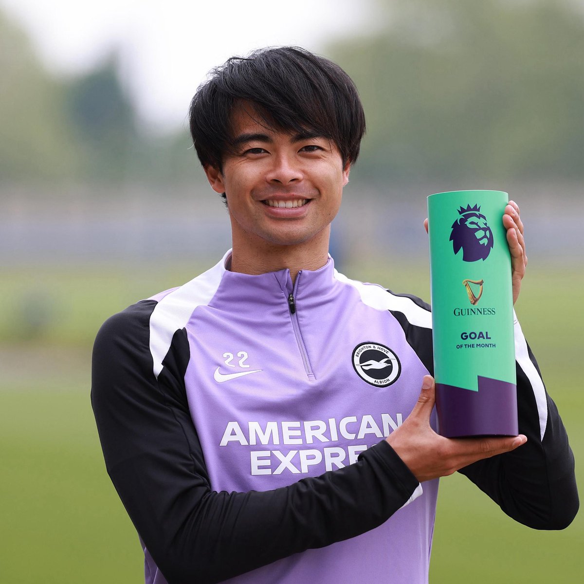 カオルがゴール・オブ・ザ・マンスのトロフィーを左に持ち替えたバージョンもどうぞ🇯🇵🏆 #三笘薫