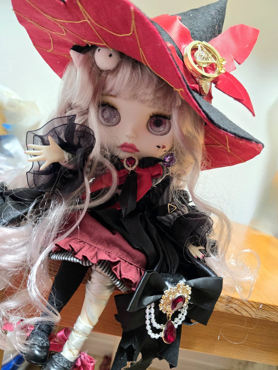 Arico_magic's tweet photo. 約一年半前につくったドール。
服や装飾は細部も拘り尽くした。生き写し。
長い杖もつくった。 https://t.co/YeJwgRz09u