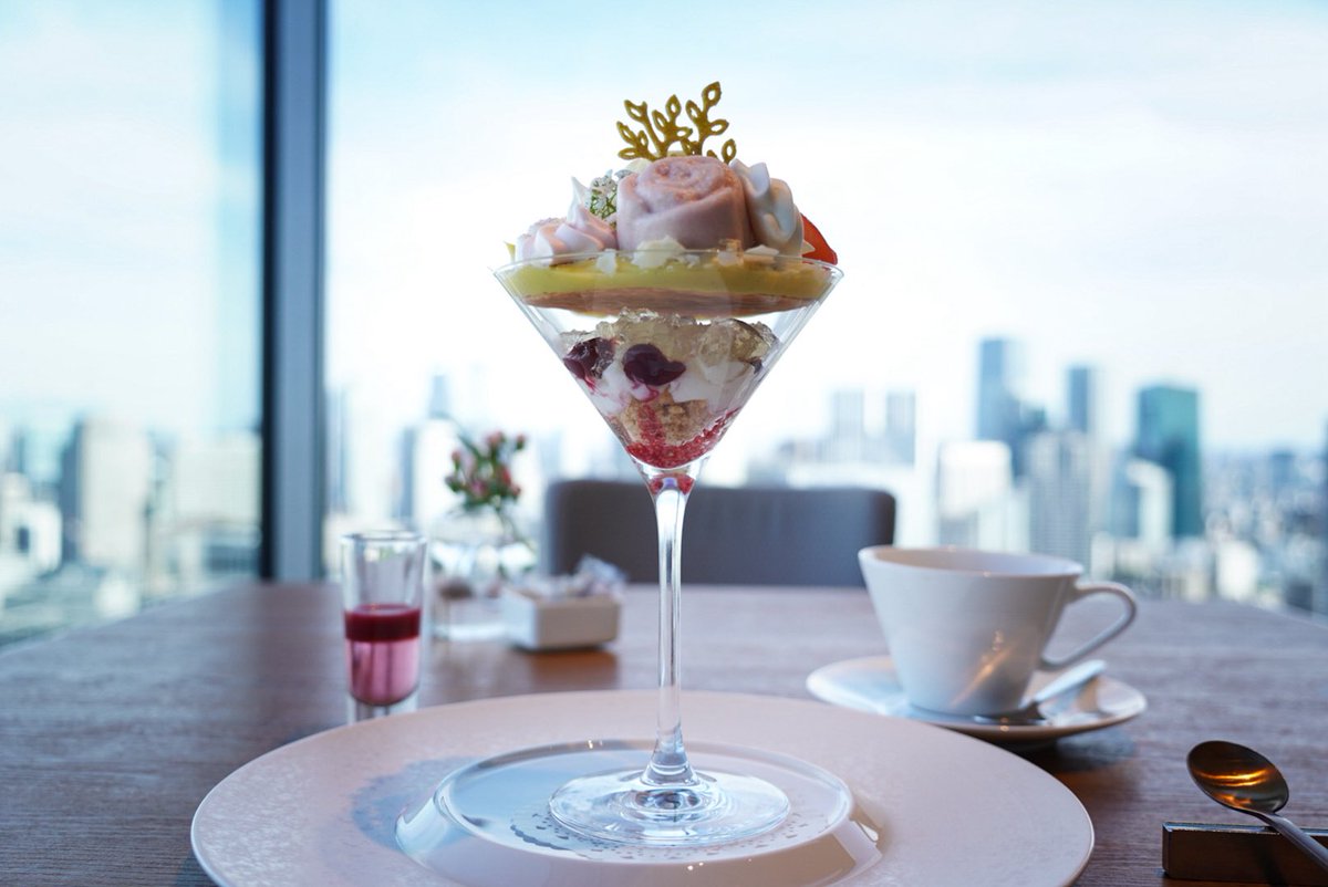 ChoCoCo3Kanmi's tweet photo. ザ・プリンスギャラリー 東京紀尾井町
ローズのブーケをテーマにしたパフェ「Rose Bouquet Parfait」🌹
まさに花束な外観が可愛過ぎます！飲めるような瑞々しく軽いパフェが近年主流の中、驚く程に様々な食感素材のパレードで楽しい♪追いソースでふわり、薔薇の香りが優雅に華やいで幸せでした https://t.co/fjuf1uRhPS