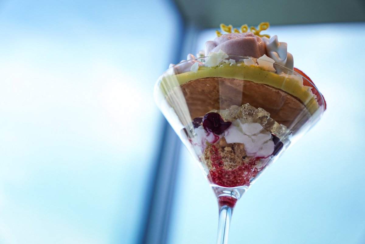 ChoCoCo3Kanmi's tweet photo. ザ・プリンスギャラリー 東京紀尾井町
ローズのブーケをテーマにしたパフェ「Rose Bouquet Parfait」🌹
まさに花束な外観が可愛過ぎます！飲めるような瑞々しく軽いパフェが近年主流の中、驚く程に様々な食感素材のパレードで楽しい♪追いソースでふわり、薔薇の香りが優雅に華やいで幸せでした https://t.co/fjuf1uRhPS