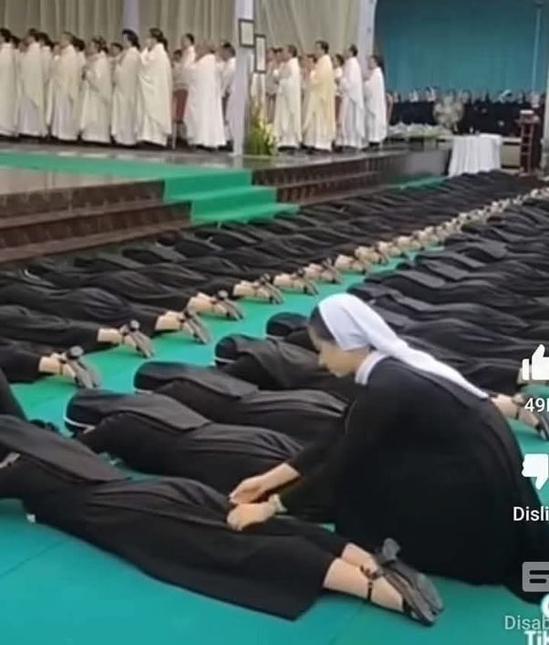 مسيحية أسلمت تحكي عن سبب إسلامها:

“كنت عندما أرتكب الذنوب أذهب إلى الكاهن وأخبره بالذنوب التي عندي، وكان الكاهن يجعلني أسجد أمامه ويجعل من نفسه ( الإله ) في الأرض، وإذا غفر الكاهن غفر الرب في السماء، أي لا توجد مغفرة بدون الكاهن الواسطة!

والمصيبة أن الكاهن كان يعرف كل أسراري.