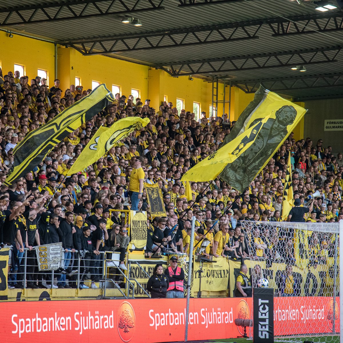 photo_curva's tweet photo. Photo Curva 3 takes you to Elfsborg🇸🇪🔥

Across 10 pages, you'll find:

-A comprehensive story about the club and its fans
-An interview with Elfsborg's SLO 
-A closer look at the female supporter group Gulsvarta Systrar

https://t.co/gMRp9r81vO https://t.co/SQSUpi6fuL