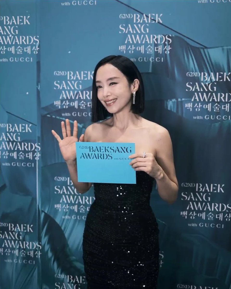 sxryxon9's tweet photo. 나만 지금 봤나봐ㅏㅠㅠ 진짜 이쁘다.. 너무나도 홍연이같음😚🫠 #전도연 https://t.co/NNHGk7GE9K
