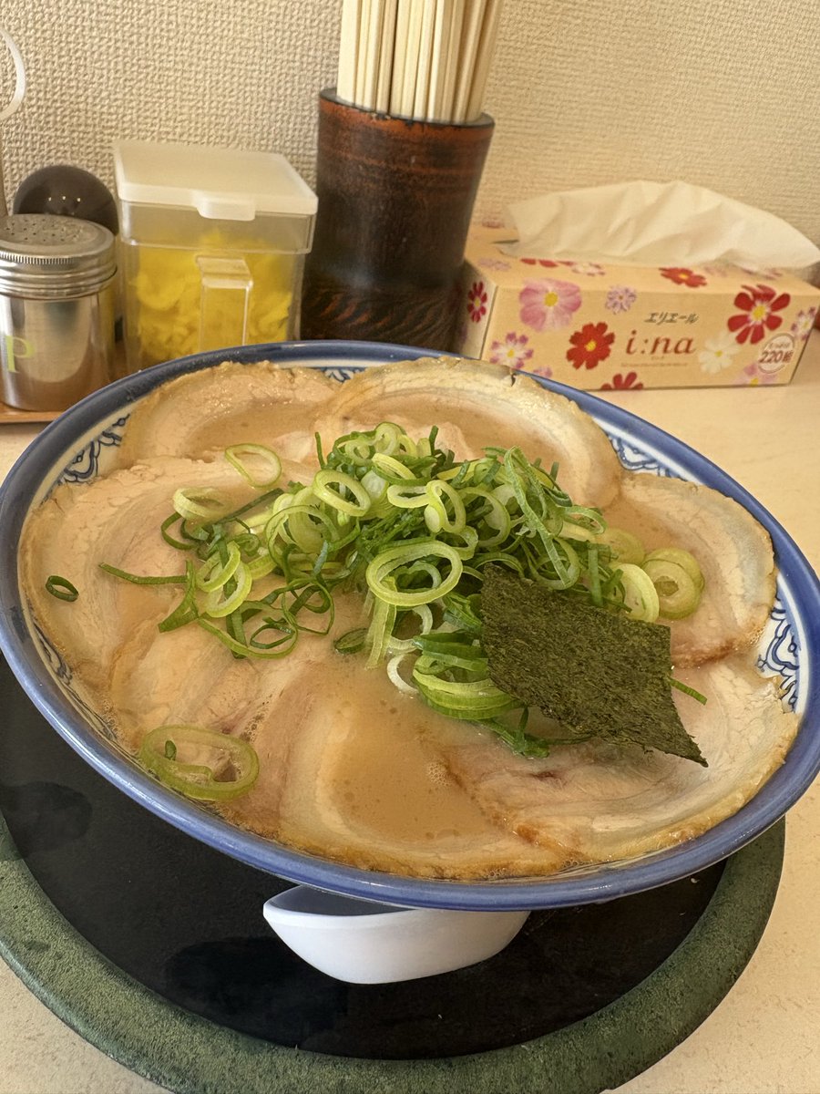 yooshit's tweet photo. 祝移転！！！！！
昼の部の天神旗にようやく行けた！
移転前の最終日に食べた味が、忘れられない。
どうかなー？と思いながらすすります。
めんが細くなってる？
まだスープの後味があっさりめ？
前よりドロっとしてる？
素人の感覚でしかないですが。
ただ、やっぱり美味い！
また確かめに行きます。 https://t.co/nMMz0qE0pk