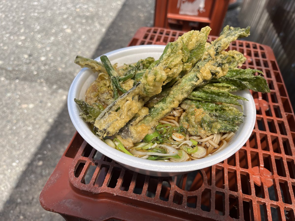 c10chito's tweet photo. いつもこの時期に食べる山菜天ぷらてんこ盛り蕎麦、900円。
蕗のとう、タラの芽、こしあぶら、うど、行者にんにく、こごみ。
オーナーさんが収穫した新鮮な山菜。
サービスで追加の山菜まで頂いて大満足でした。 https://t.co/E7TUT4t1uw
